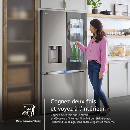 Le réfrigérateur à portes françaises LG LRYKC2606S de 26 pi³, montrant le panneau au fini miroir InstaView® sur lequel on frappe pour voir à l'intérieur.