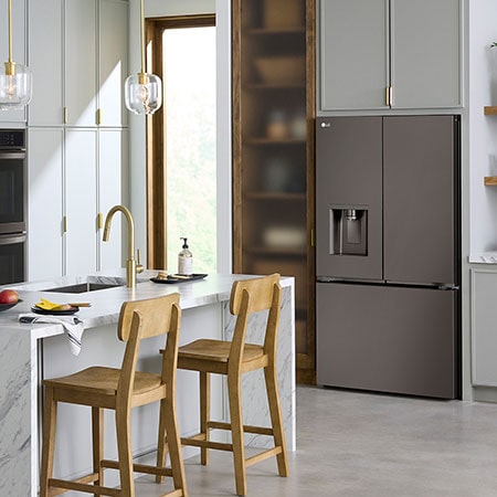 FR: Le réfrigérateur à portes françaises LG LRYXC2606D de 36 po et 26 pi³ en acier inoxydable noir PrintProof™, présenté dans une cuisine moderne.