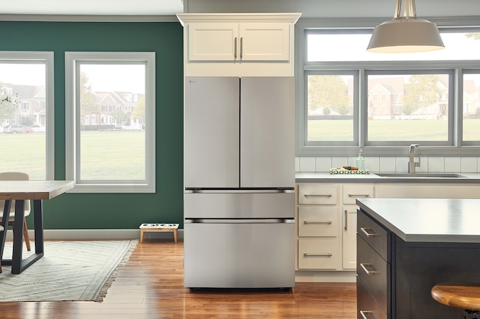 Le réfrigérateur à 4 portes françaises LG LF30S8210S de 36 po et 30 pi³ en acier inoxydable PrintProof™, présenté dans une cuisine moderne.