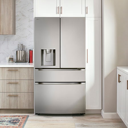 Le réfrigérateur à 4 portes françaises LG LF29S8330S de 36 po et 29 pi³ en acier inoxydable PrintProof™ avec distributeur de glace et d'eau, présenté dans une cuisine moderne.