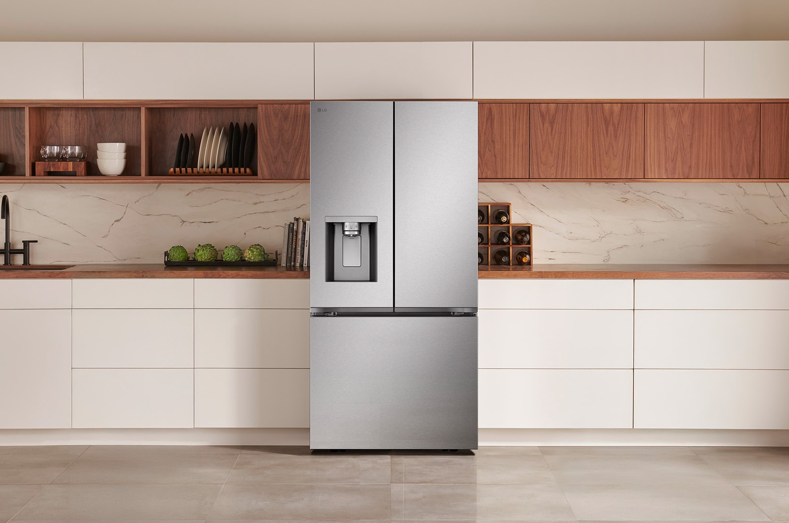 Le réfrigérateur à portes françaises LG LF25S6330S de 33 po et 25 pi³ en acier inoxydable PrintProof™ avec distributeur de glace et d'eau, présenté dans une cuisine moderne.