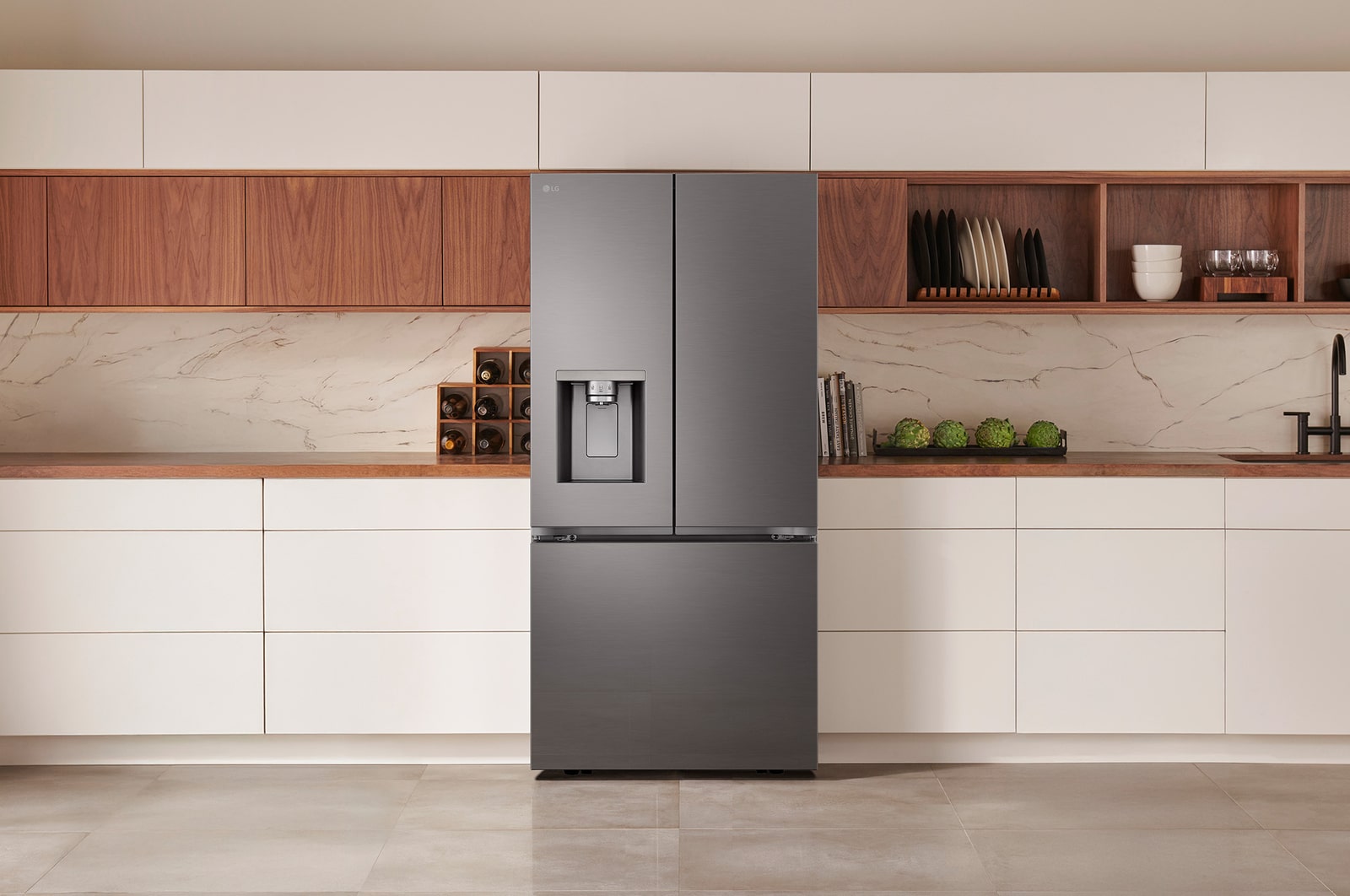 Le réfrigérateur à portes françaises LG LF25S6330D de 33 po et 25 pi³ en acier inoxydable noir PrintProof™ avec distributeur de glace et d'eau, dans une cuisine moderne.