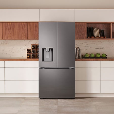 Le réfrigérateur à portes françaises LG LF25S6330D de 33 po et 25 pi³ en acier inoxydable noir PrintProof™ avec distributeur de glace et d'eau, dans une cuisine moderne.