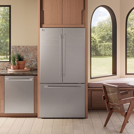 Le réfrigérateur à portes françaises LG STUDIO SRFB27S3 de 36 po et 27 pi³ au fini inoxydable, présenté dans une cuisine moderne aux tons chauds.