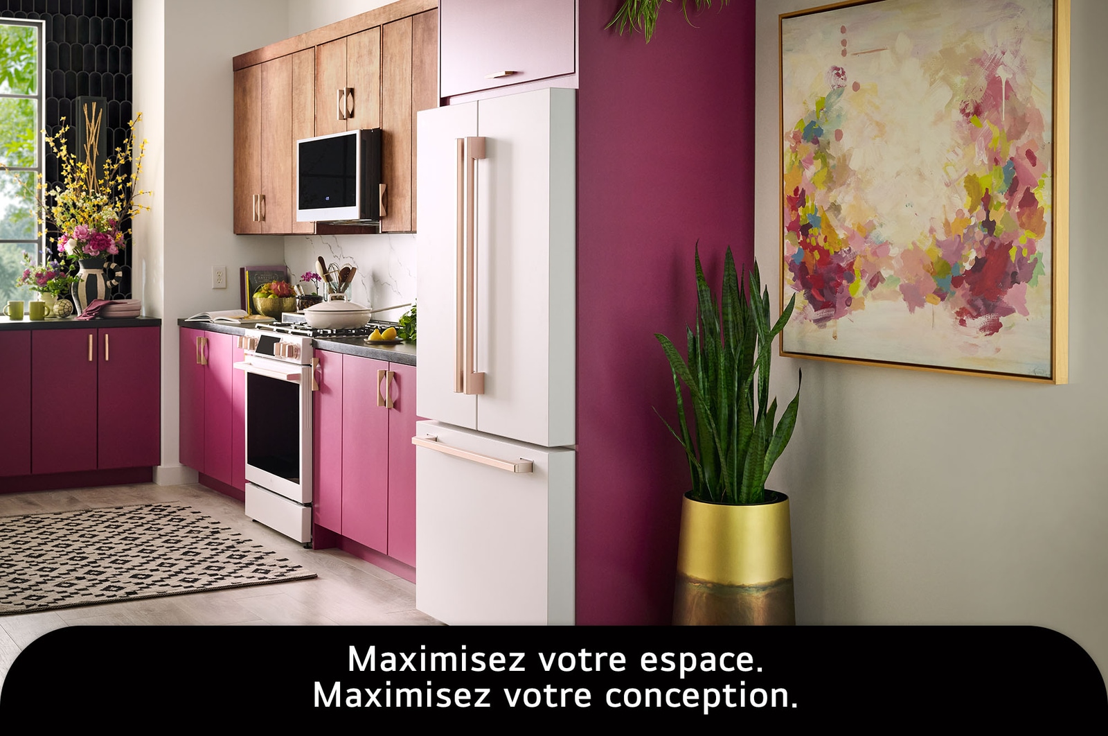 Le réfrigérateur LG STUDIO SRFB27W3 blanc avec poignées bronze, soulignant son design Counter-Depth MAX™ offrant une apparence encastrée avec une capacité de 27 pi³.