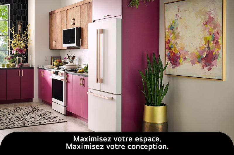 Le réfrigérateur LG STUDIO SRFB27W3 blanc avec poignées bronze, soulignant son design Counter-Depth MAX™ offrant une apparence encastrée avec une capacité de 27 pi³.