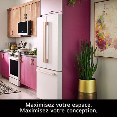 Le réfrigérateur LG STUDIO SRFB27W3 blanc avec poignées bronze, soulignant son design Counter-Depth MAX™ offrant une apparence encastrée avec une capacité de 27 pi³.