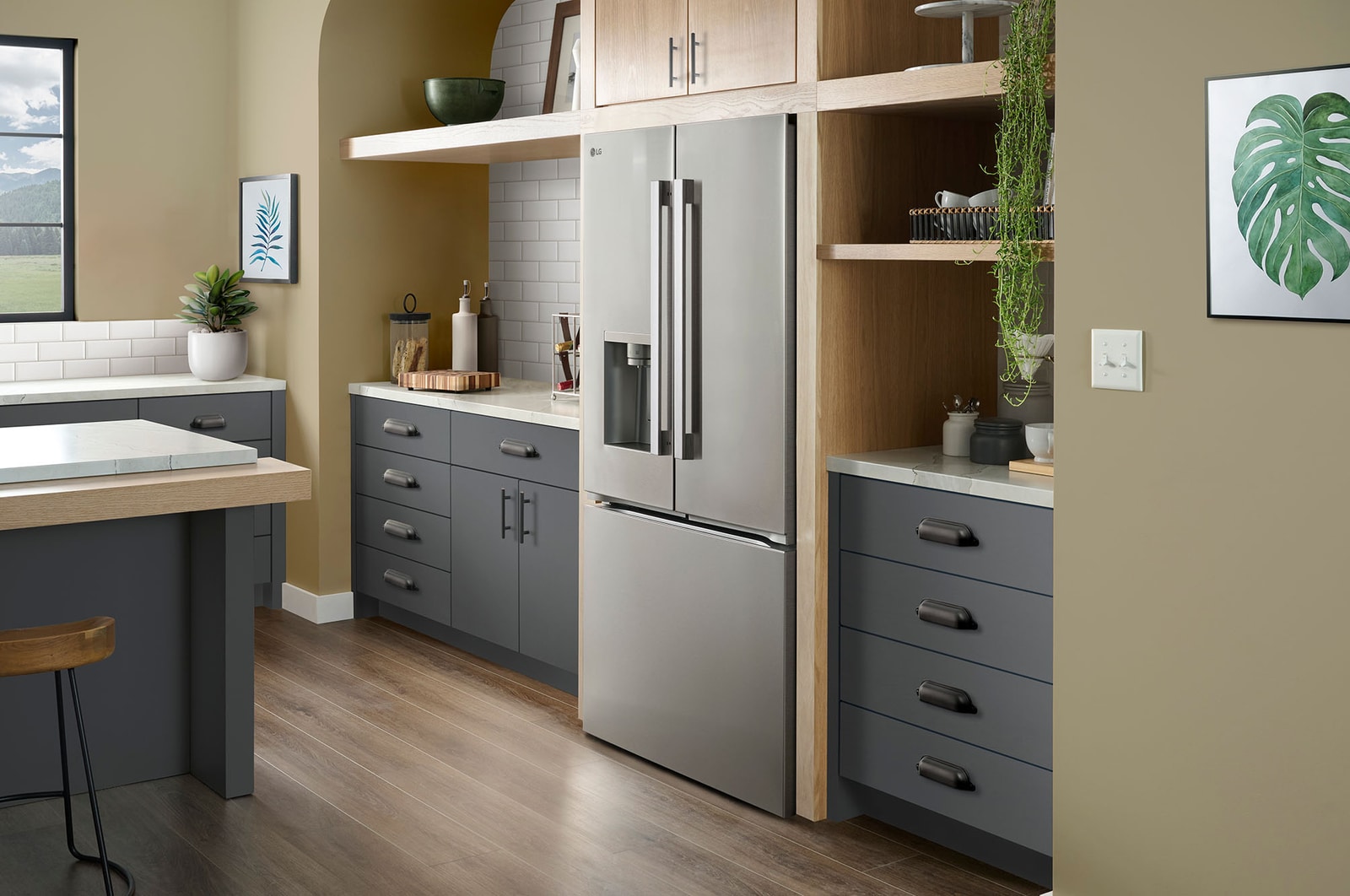 Le réfrigérateur à portes françaises LG LF24Z6530S de 36 po et 24 pi³ en acier inoxydable PrintProof™ avec distributeur de glace et d'eau, présenté dans une cuisine moderne.
