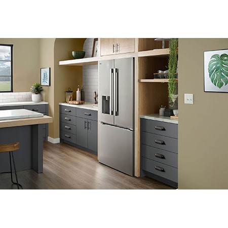 Le réfrigérateur à portes françaises LG LF24Z6530S de 36 po et 24 pi³ en acier inoxydable PrintProof™ avec distributeur de glace et d'eau, présenté dans une cuisine moderne.