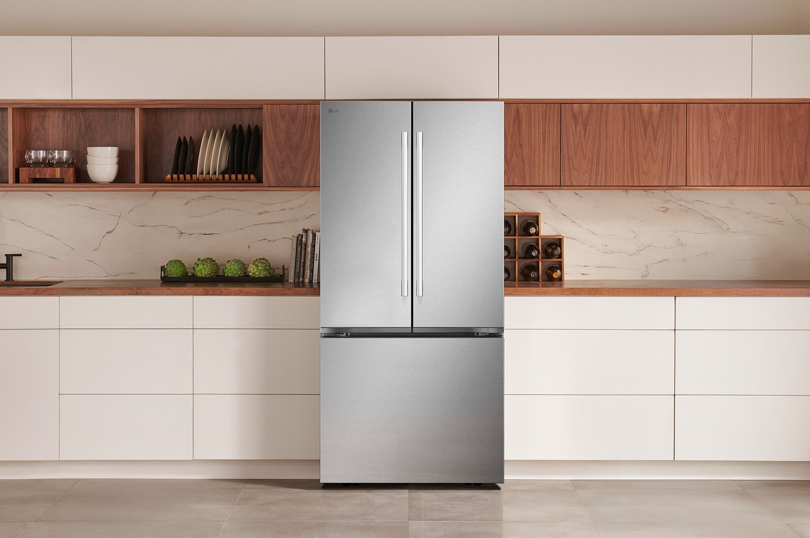 Le réfrigérateur à portes françaises LG LF25H6200S de 33 po et 25 pi³ en acier inoxydable PrintProof™, présenté dans une cuisine moderne.
