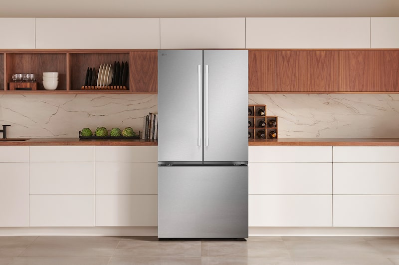 Le réfrigérateur à portes françaises LG LF25H6200S de 33 po et 25 pi³ en acier inoxydable PrintProof™, présenté dans une cuisine moderne.