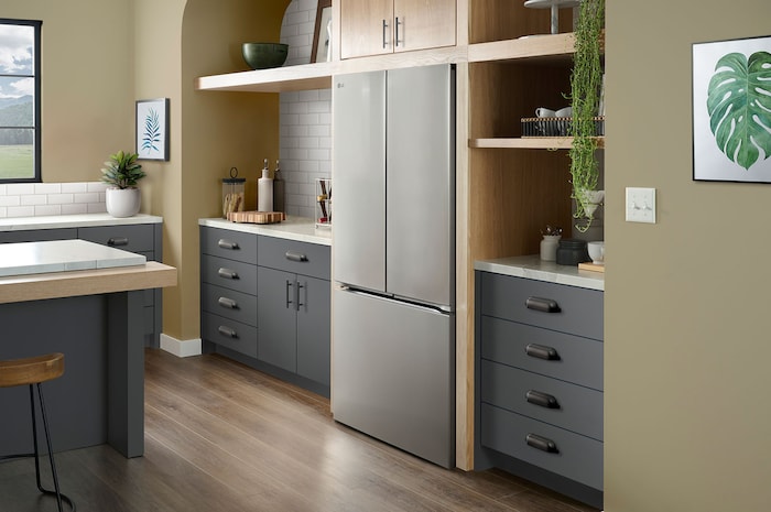 Le réfrigérateur à portes françaises à profondeur de comptoir LG LF25Z6211S de 36 po et 25 pi³ en acier inoxydable PrintProof™, présenté dans une cuisine moderne.
