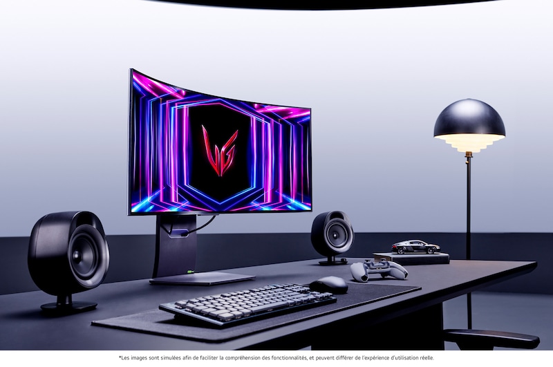 Moniteur Gaming LG UltraGear 34GS95QE dans une installation de jeu épurée et élégante, présentant son écran incurvé et immersif de 34 pouces et son design minimaliste.