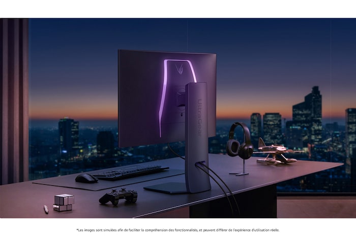 Moniteur Gaming LG UltraGear 32GS95UE-B, présentant le design minimaliste et l'éclairage UltraGear avec un paysage urbain nocturne en arrière-plan dans une configuration de jeu premium.