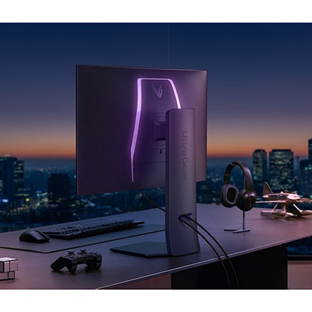 Moniteur Gaming LG UltraGear 32GS95UE-B, présentant le design minimaliste et l'éclairage UltraGear avec un paysage urbain nocturne en arrière-plan dans une configuration de jeu premium.