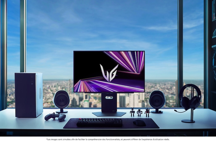 Moniteur LG 27GX790A au centre d'une configuration de jeu premium, présentant une ambiance de pièce sombre avec vue sur la ville et des périphériques optimisés pour un jeu immersif.