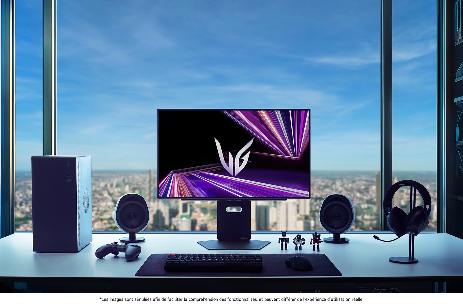 Moniteur LG 27GX790A au centre d'une configuration de jeu premium, présentant une ambiance de pièce sombre avec vue sur la ville et des périphériques optimisés pour un jeu immersif.