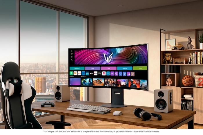 Moniteur LG 45GX900A-B en tant qu'écran OLED UltraWide de 45 pouces est placé dans un setup premium avec vue sur la ville, affichant l'interface webOS avec applications de jeu et de streaming.