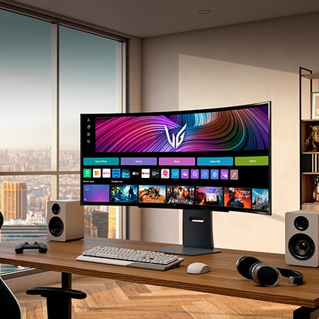 Moniteur LG 45GX900A en tant qu'écran OLED UltraWide de 45 pouces est placé dans un setup premium avec vue sur la ville, affichant l'interface webOS avec applications de jeu et de streaming.