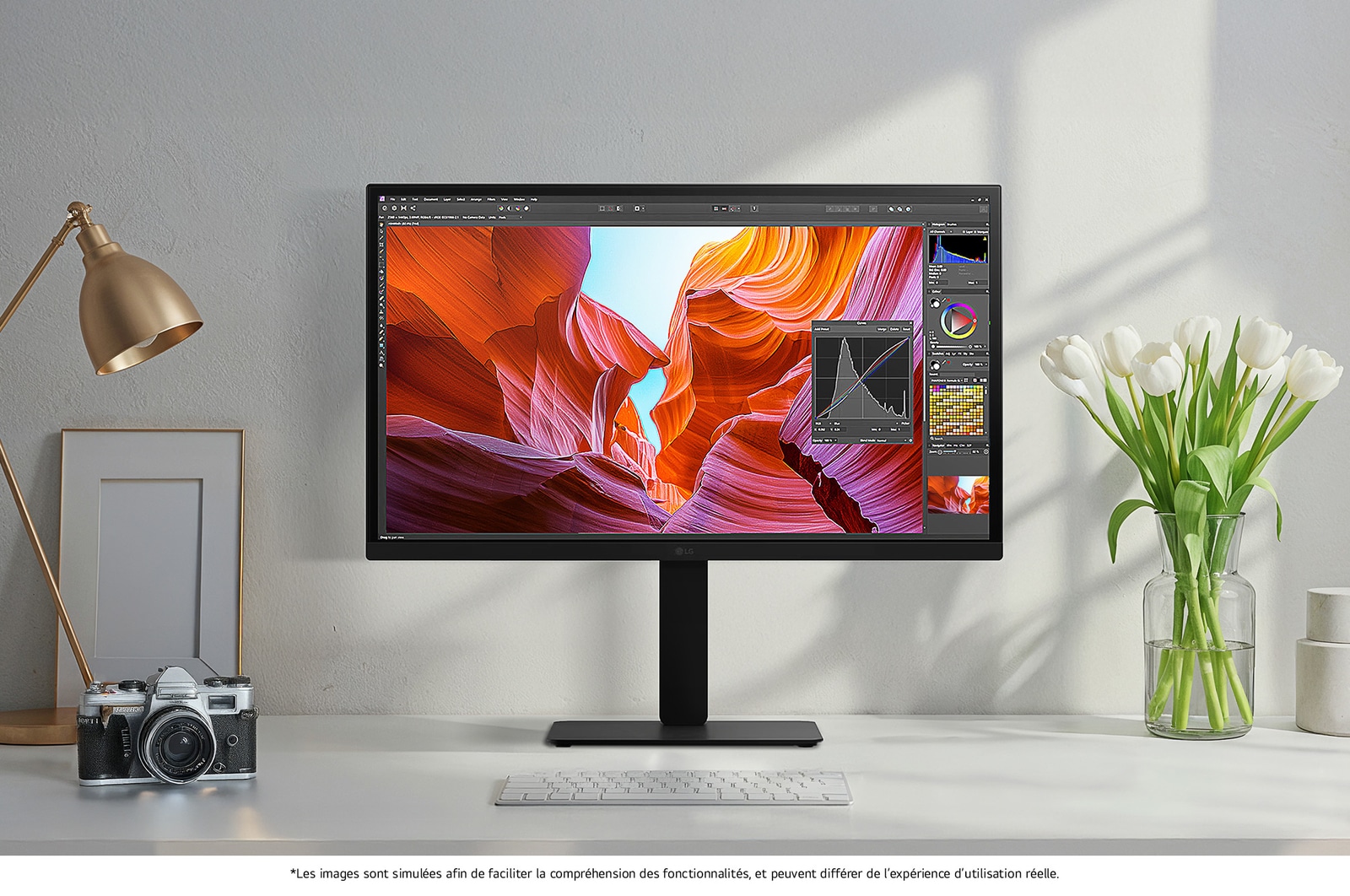Moniteur LG 27BA45U en finition noir mat, avec gamut de couleur DCI-P3 90%, utilisé pour la retouche photo professionnelle et le design dans un studio élégant.