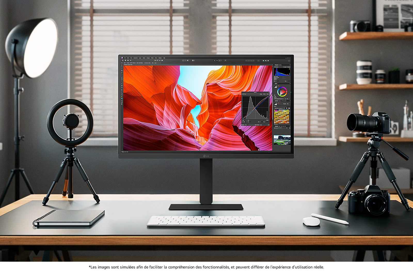 Moniteur LG 27U730A au fini sombre placé au centre d'un studio professionnel éclairé, affichant un logiciel d'étalonnage pour l'édition précise de photos et vidéos.