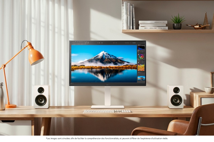 Moniteur LG 27US550 au design blanc placé sur un bureau, affichant un logiciel de retouche photo avec haute précision des couleurs pour l'édition d'images professionnelle.