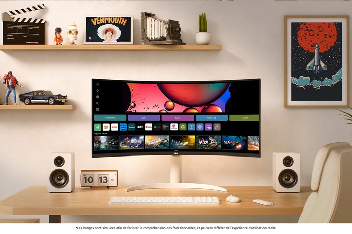 Le LG Smart Monitor 34SR65QC Blanc affiche le Home Hub webOS, parfaitement intégré à un bureau pour le divertissement et le streaming.