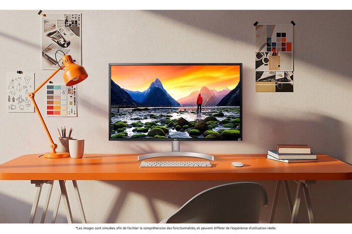 Le LG UltraFine™ Monitor 32UL500 Noir/Argent est intégré dans un espace de travail créatif et lumineux, affichant des détails de paysage époustouflants.