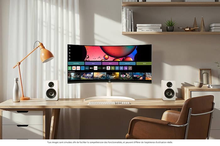 Le LG Smart Monitor 34SR63QA Blanc affiche le Home Hub webOS sur un bureau élégant, parfait pour la productivité et le divertissement.