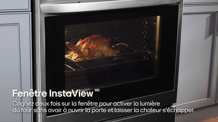 Porte de four LG InstaView(MD) illustrant comment deux petits coups permettent de voir les aliments sans ouvrir la porte ni laisser échapper la chaleur.