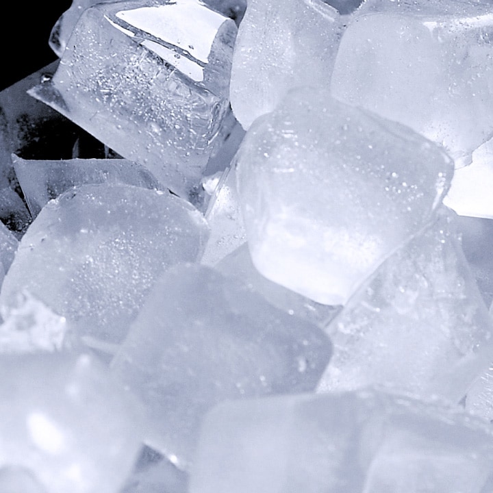 Machine à glaçons automatique installée en usine