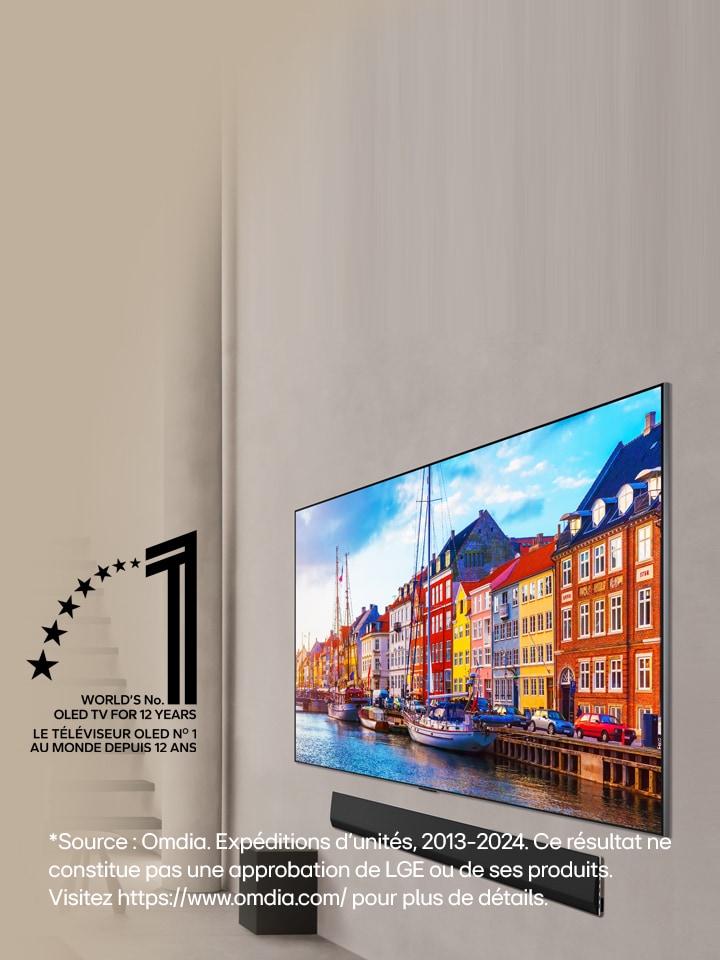 Vue aérienne d’un homme et d’une femme regardant un concert sur un grand téléviseur OLED dans le confort d’un appartement moderne. L’emblème « 11 ans numéro 1 mondial des téléviseurs OLED » se trouve sur l'image. L’avis de non-responsabilité précise que : « Source : Omdia. Envois d’unité, 2013 - 2023. Les résultats ne constituent pas une approbation de LG Electronics. La confiance accordée à ces résultats est aux risques et périls du tiers. Consultez https://www.omdia.com/ pour plus de détails ».