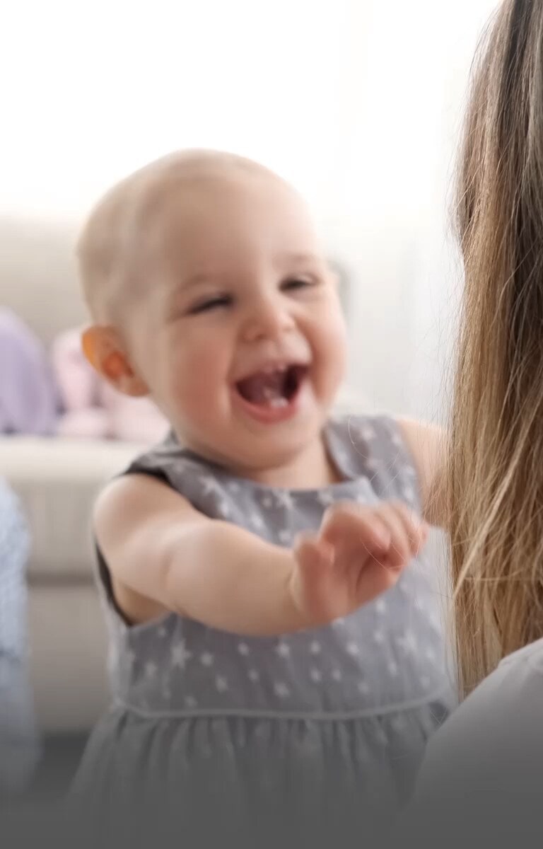 Une famille qui passe du bon temps à la maison