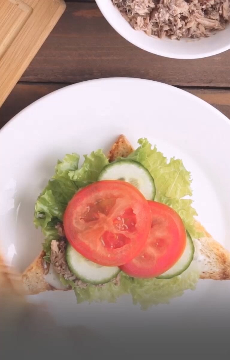 Une famille qui prépare des repas sur des plats propres et qui les déguste