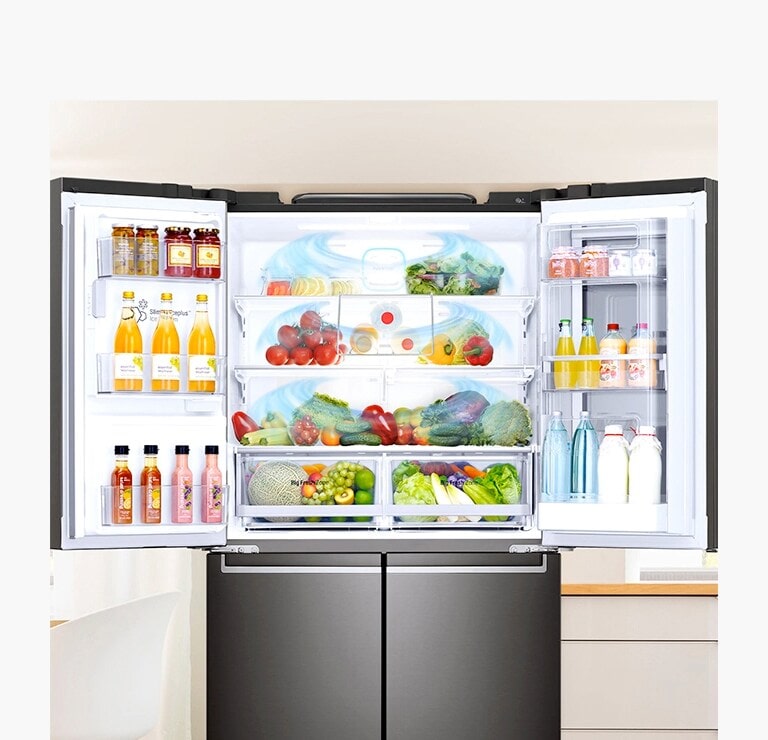 Vue de face d’un réfrigérateur avec deux portes grandes ouvertes montrant une variété d’aliments et de boissons en train de refroidir
