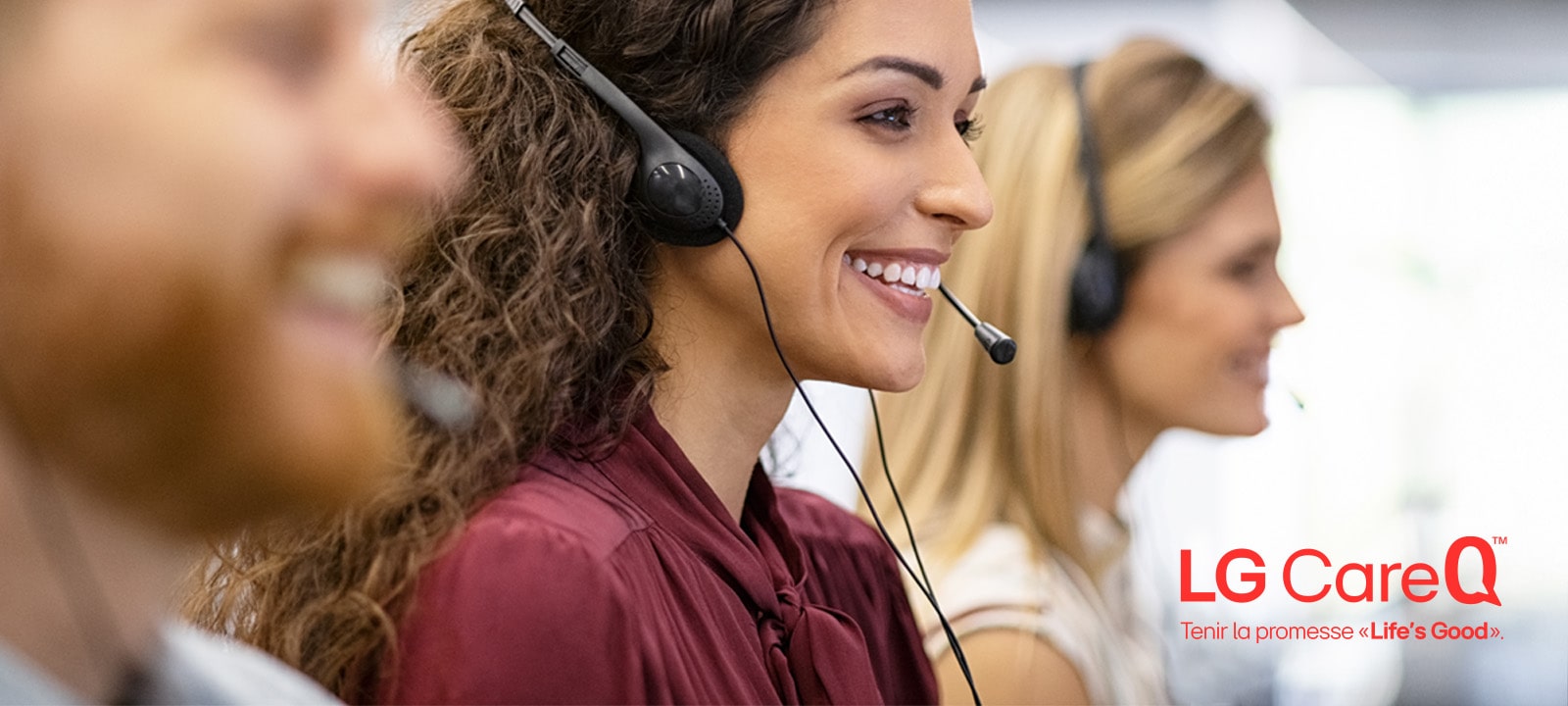 Agents de soutien à la clientèle souriants portant un casque d’écoute, représentant LG CareQMC, qui fournissent un soutien expert, allant de l’assistance en temps réel au service à domicile, et aident les clients à maintenir le fonctionnement optimal de leurs appareils de LG.