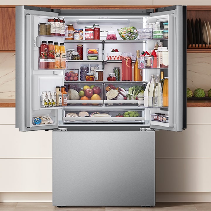 Réfrigérateur multi-portes en acier inoxydable ouvert, rempli de nourriture, dans une cuisine moderne.