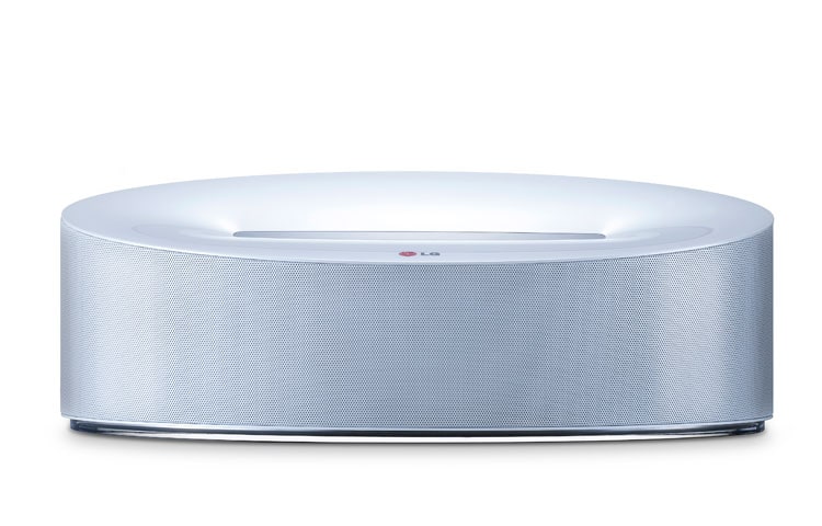 Vue avant de Chargez un téléphone intelligent ou un lecteur de musique tout en diffusant de la musique depuis un autre appareil portatif avec la station d&#39;accueil double ND5630 de LG qui accueille simultanément deux appareils portatifs, et est dotée de haut-parleurs intégrés offrant un son clair et net.  ND5630