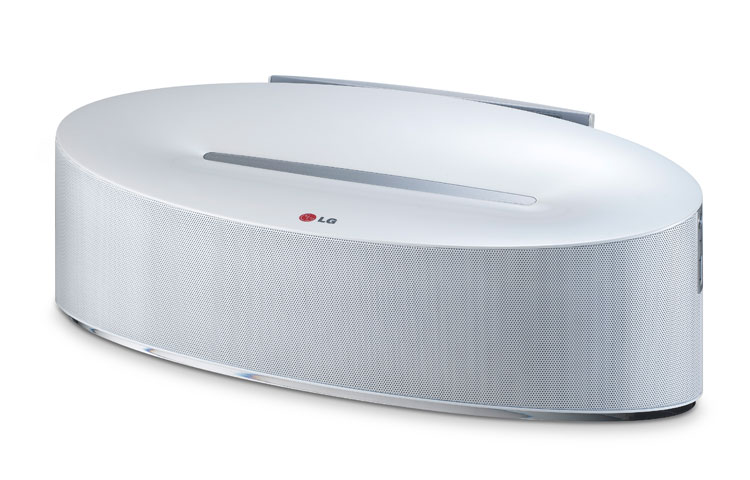 LG Chargez un téléphone intelligent ou un lecteur de musique tout en diffusant de la musique depuis un autre appareil portatif avec la station d'accueil double ND5630 de LG qui accueille simultanément deux appareils portatifs, et est dotée de haut-parleurs intégrés offrant un son clair et net. , ND5630