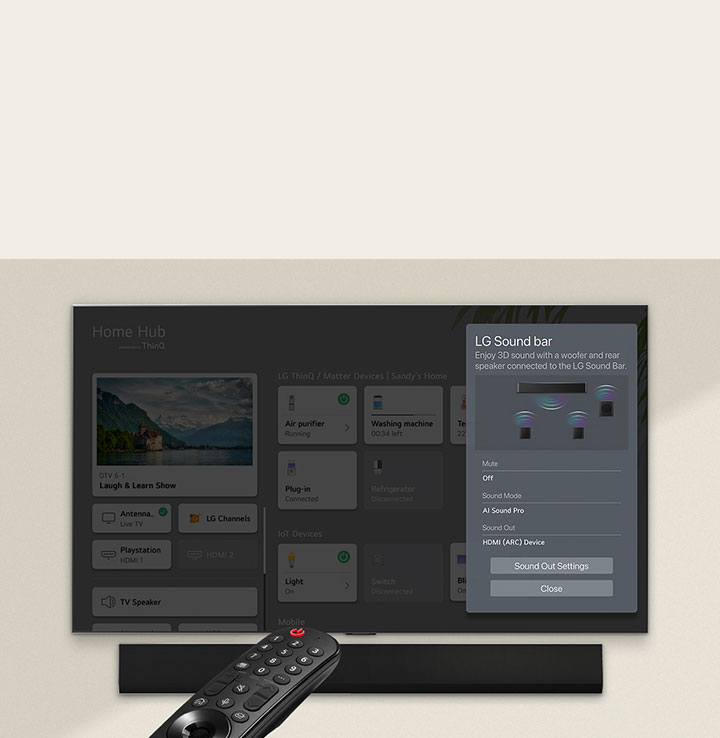 La télécommande de LG est dirigée vers un téléviseur de LG avec une barre de son LG en dessous. Le téléviseur de LG affiche le menu de l’interface WOW à l’écran.
