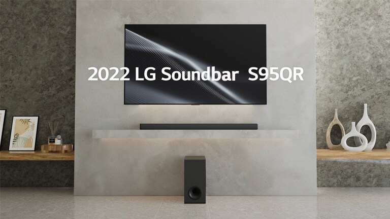 La barre de son S95QR de LG et le téléviseur de LG sont placés sur l’étagère du salon. Le téléviseur est allumé et affiche une image graphique. Un nouveau caisson de basses sans fil est placé sous l’étagère.