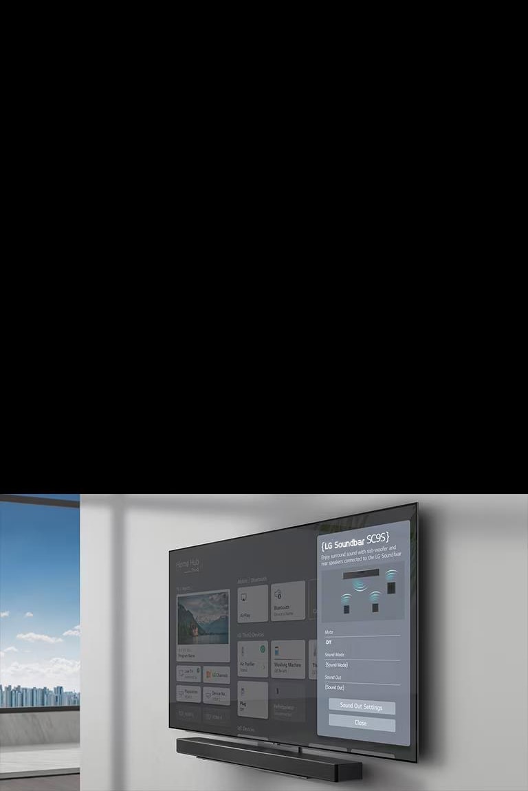 L’écran de paramètres de la barre de son SC9S de LG est affiché sur le téléviseur fixé au mur. La barre de son est également accrochée au mur, juste sous le téléviseur.
