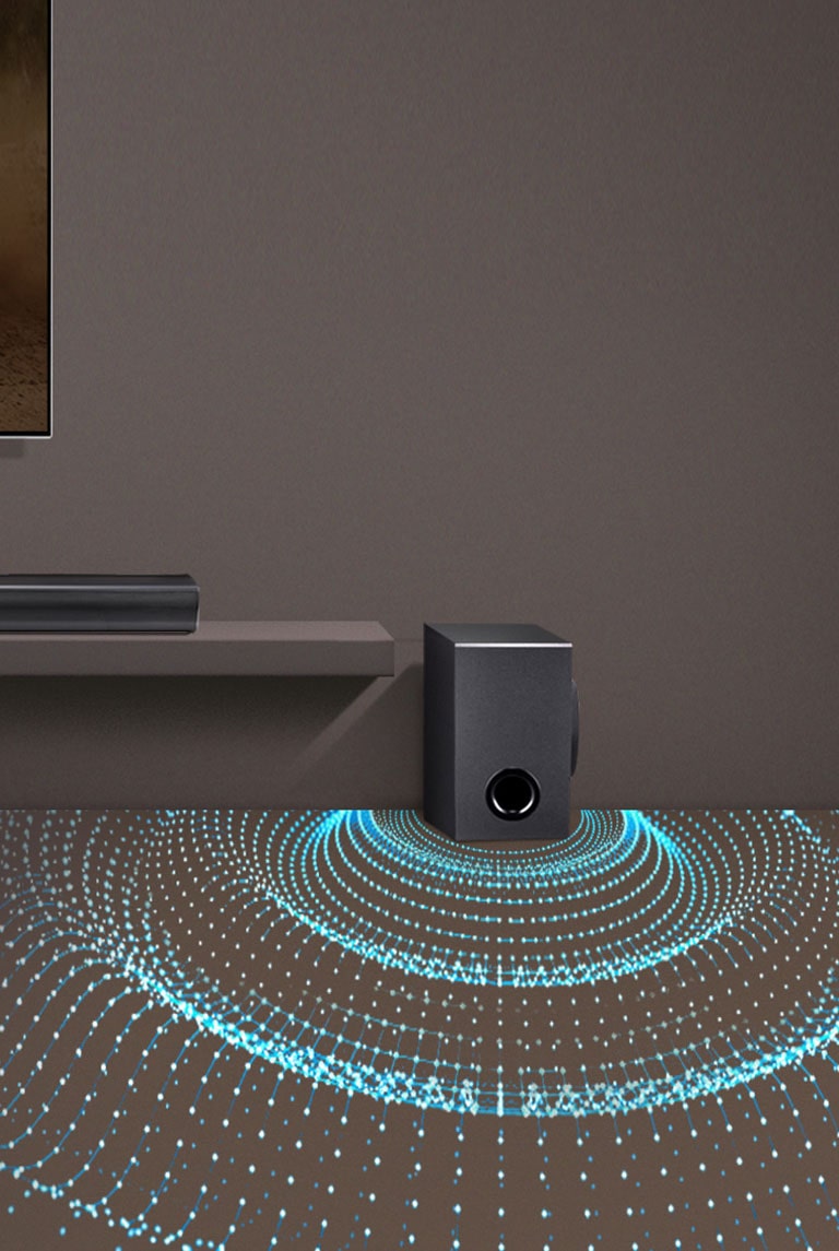 Dans le salon, le téléviseur de LG est fixé au mur. La barre de son LG SQC1 est placée sous le téléviseur. À droite, il y a un caisson de basses sans fil. Sous le caisson de basses, des graphiques sonores sont émis, illustrant la puissance des basses.