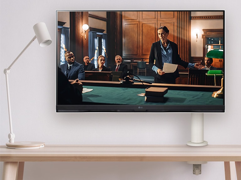 L’écran 4K UHD (3840 x 2160) de 32 po offre des images claires et des couleurs précises grâce à la gamme de couleurs DCI-P3 de 90% (typ.).