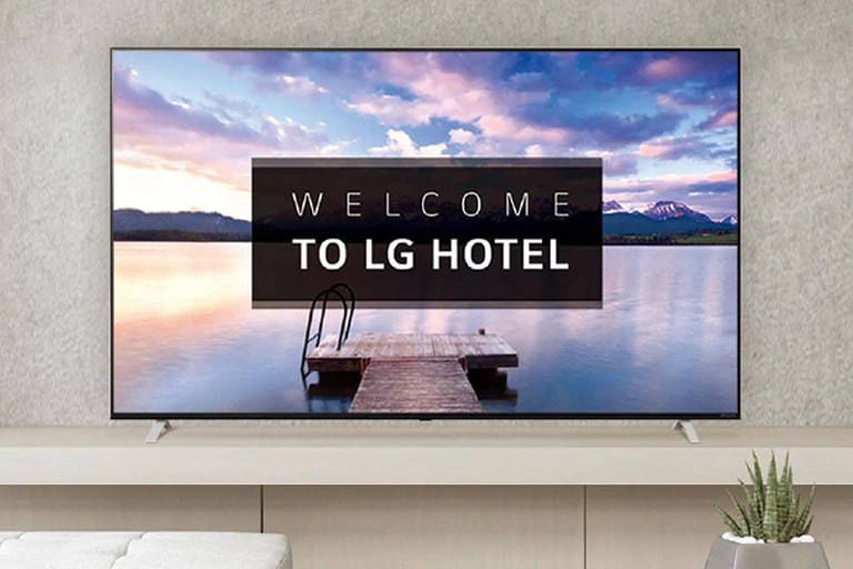 Un téléviseur commercial de LG affiche des messages d’accueil avec des images.