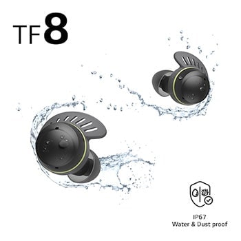 De l’eau est projetée sur des écouteurs TONE Free fit.