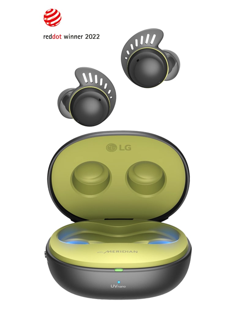 Bouton de connexion sans fil sur le côté du boîtier TONE Free fit ouvert. L’écouteur à l’intérieur est vu de face et flotte dans les airs. Logo du prix Red Dot et mention « Red Dot Winner 2022 ».