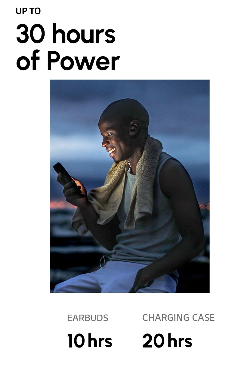 Un homme portant des écouteurs TONE Free fit regarde son téléphone intelligent. Le ciel est sombre alors qu’il vient de terminer sa séance d’entraînement du soir. Une femme portant des écouteurs TONE Free fit reprend son souffle sous le soleil.