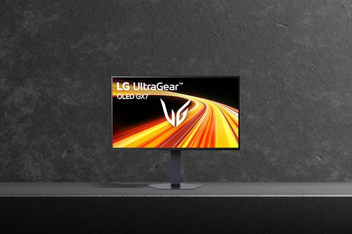 Le moniteur de jeu LG UltraGear™ 27GX790B est présenté sur une surface sombre à texture de pierre. L’écran affiche un graphisme vif de traînées lumineuses jaunes et oranges avec le logo UltraGear au centre.