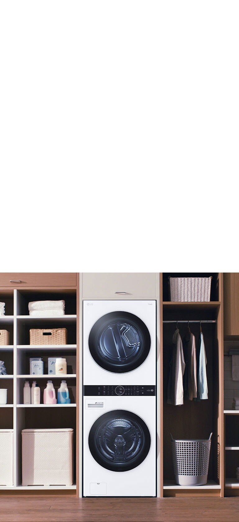 Machine à laver LG dans une buanderie bien organisée avec étagères et vêtements suspendus à droite.